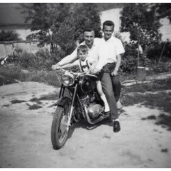   Elegáns fiúk Pannonia motorkerékpáron, jármű, közlekedés, szocializmus, 1960-as évek, Eredeti fotó, papírkép.  