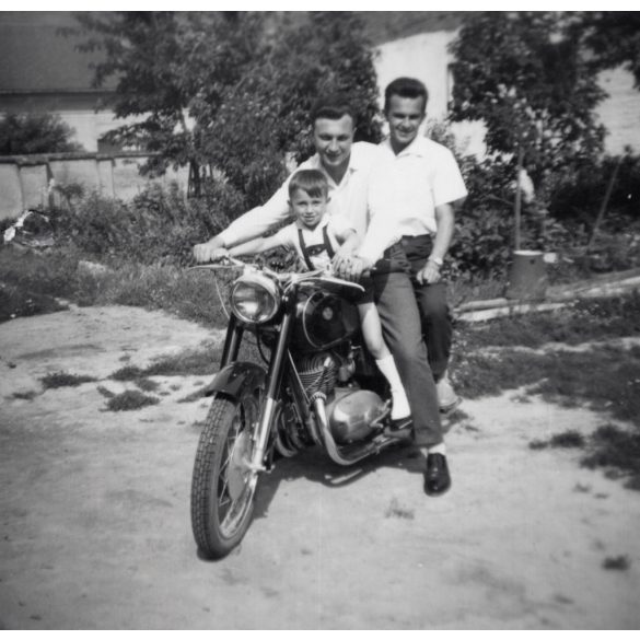 Elegáns fiúk Pannonia motorkerékpáron, jármű, közlekedés, szocializmus, 1960-as évek, Eredeti fotó, papírkép.  