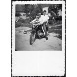 Elegáns fiúk Pannonia motorkerékpáron, jármű, közlekedés, szocializmus, 1960-as évek, Eredeti fotó, papírkép.  