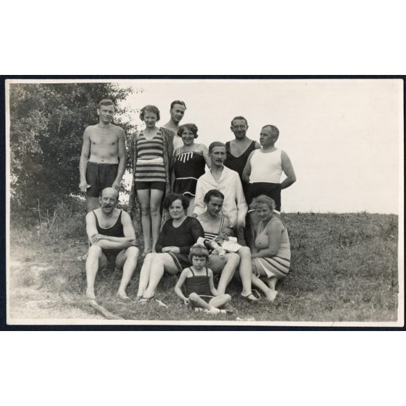 Úri társaság fürdőruhában, sport, strand, kirándulás, cigaretta, szivar,  Horthy-korszak, 1930-as évek, Eredeti fotó, papírkép.  
