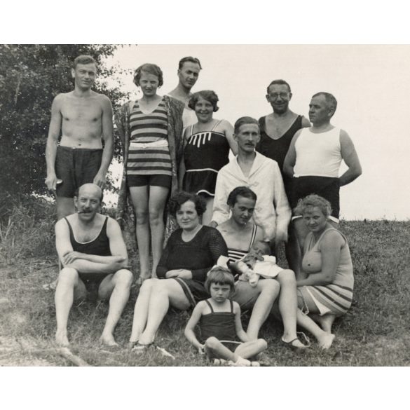 Úri társaság fürdőruhában, sport, strand, kirándulás, cigaretta, szivar,  Horthy-korszak, 1930-as évek, Eredeti fotó, papírkép.  