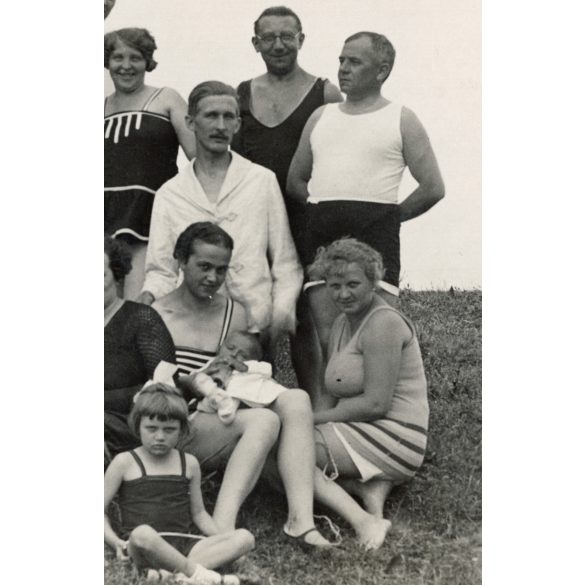 Úri társaság fürdőruhában, sport, strand, kirándulás, cigaretta, szivar,  Horthy-korszak, 1930-as évek, Eredeti fotó, papírkép.  