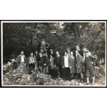 Elegáns túrázók az erdőben, Károlyhíd feliratú tábla, hátizsák, Horthy-korszak, 1930-as évek, Eredeti fotó, papírkép.   
