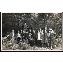   Elegáns túrázók az erdőben, Károlyhíd feliratú tábla, hátizsák, Horthy-korszak, 1930-as évek, Eredeti fotó, papírkép.   