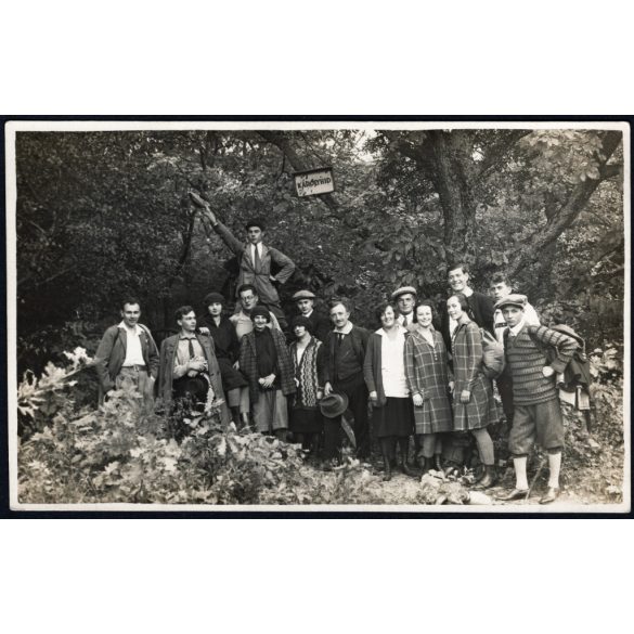 Elegáns túrázók az erdőben, Károlyhíd feliratú tábla, hátizsák, Horthy-korszak, 1930-as évek, Eredeti fotó, papírkép.   