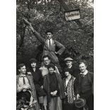 Elegáns túrázók az erdőben, Károlyhíd feliratú tábla, hátizsák, Horthy-korszak, 1930-as évek, Eredeti fotó, papírkép.   