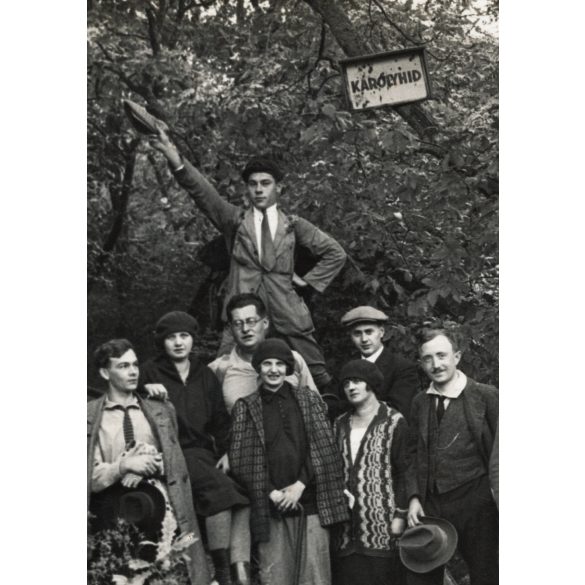 Elegáns túrázók az erdőben, Károlyhíd feliratú tábla, hátizsák, Horthy-korszak, 1930-as évek, Eredeti fotó, papírkép.   