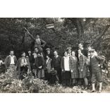 Elegáns túrázók az erdőben, Károlyhíd feliratú tábla, hátizsák, Horthy-korszak, 1930-as évek, Eredeti fotó, papírkép.   