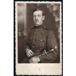 Ruzsits Endre műterme, Pécs, férfi katona (folyamőr?) egyenruhában, bajonett, karóra, fegyver, Horthy-korszak, 1920-as évek, Eredeti fotó, pecséttel jelzett papírkép.  
