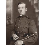 Ruzsits Endre műterme, Pécs, férfi katona (folyamőr?) egyenruhában, bajonett, karóra, fegyver, Horthy-korszak, 1920-as évek, Eredeti fotó, pecséttel jelzett papírkép.  