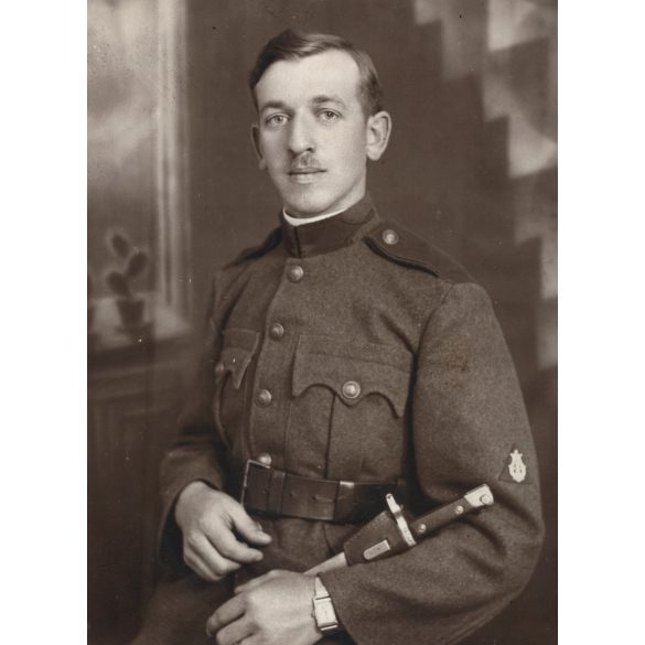 Ruzsits Endre műterme, Pécs, férfi katona (folyamőr?) egyenruhában, bajonett, karóra, fegyver, Horthy-korszak, 1920-as évek, Eredeti fotó, pecséttel jelzett papírkép.  