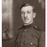 Ruzsits Endre műterme, Pécs, férfi katona (folyamőr?) egyenruhában, bajonett, karóra, fegyver, Horthy-korszak, 1920-as évek, Eredeti fotó, pecséttel jelzett papírkép.  