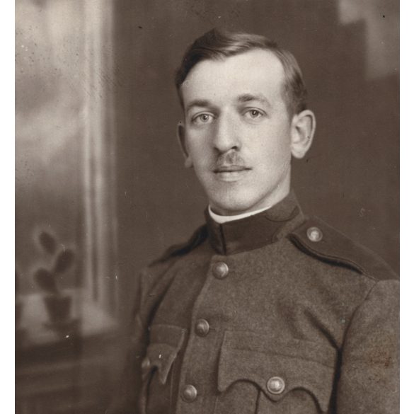 Ruzsits Endre műterme, Pécs, férfi katona (folyamőr?) egyenruhában, bajonett, karóra, fegyver, Horthy-korszak, 1920-as évek, Eredeti fotó, pecséttel jelzett papírkép.  