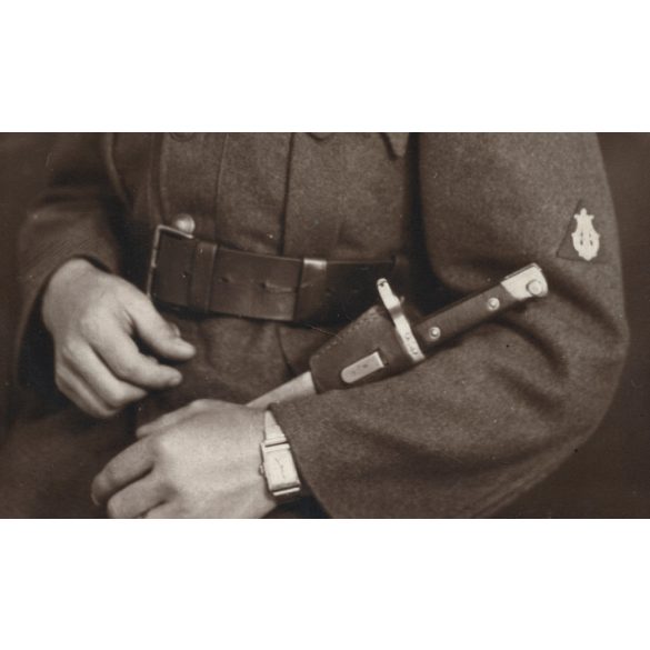 Ruzsits Endre műterme, Pécs, férfi katona (folyamőr?) egyenruhában, bajonett, karóra, fegyver, Horthy-korszak, 1920-as évek, Eredeti fotó, pecséttel jelzett papírkép.  