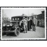 Elegáns család magyar rendszámú zászlókkal jelzett személygépkocsival, Peerless model 60 amerikai gyártmású autó, jármű, közlekedés, Horthy-korszak, 1920-as évek, Eredeti fotó, papírkép.   méret megközelítőleg (centiméterben): 6 x 8.2 Használt! Erede