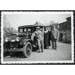   Elegáns család magyar rendszámú zászlókkal jelzett személygépkocsival, Nash (?), jármű, közlekedés, Horthy-korszak, 1920-as évek, Eredeti fotó, papírkép. 