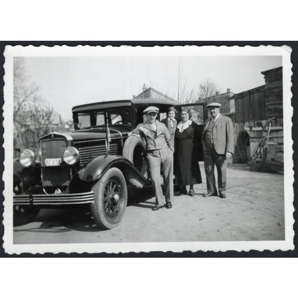 Elegáns család magyar rendszámú zászlókkal jelzett személygépkocsival, Nash (?), jármű, közlekedés, Horthy-korszak, 1920-as évek, Eredeti fotó, papírkép. 