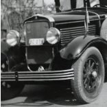 Elegáns család magyar rendszámú zászlókkal jelzett személygépkocsival, Peerless model 60 amerikai gyártmású autó, jármű, közlekedés, Horthy-korszak, 1920-as évek, Eredeti fotó, papírkép.   méret megközelítőleg (centiméterben): 6 x 8.2 Használt! Erede