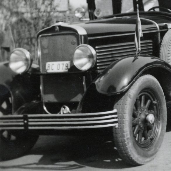 Elegáns család magyar rendszámú zászlókkal jelzett személygépkocsival, Peerless model 60 amerikai gyártmású autó, jármű, közlekedés, Horthy-korszak, 1920-as évek, Eredeti fotó, papírkép.   méret megközelítőleg (centiméterben): 6 x 8.2 Használt! Erede