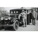 Elegáns család magyar rendszámú zászlókkal jelzett személygépkocsival, Peerless model 60 amerikai gyártmású autó, jármű, közlekedés, Horthy-korszak, 1920-as évek, Eredeti fotó, papírkép.   méret megközelítőleg (centiméterben): 6 x 8.2 Használt! Erede