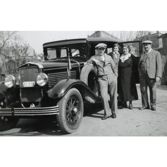Elegáns család magyar rendszámú zászlókkal jelzett személygépkocsival, Peerless model 60 amerikai gyártmású autó, jármű, közlekedés, Horthy-korszak, 1920-as évek, Eredeti fotó, papírkép.   méret megközelítőleg (centiméterben): 6 x 8.2 Használt! Erede