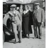 Elegáns család magyar rendszámú zászlókkal jelzett személygépkocsival, Peerless model 60 amerikai gyártmású autó, jármű, közlekedés, Horthy-korszak, 1920-as évek, Eredeti fotó, papírkép.   méret megközelítőleg (centiméterben): 6 x 8.2 Használt! Erede