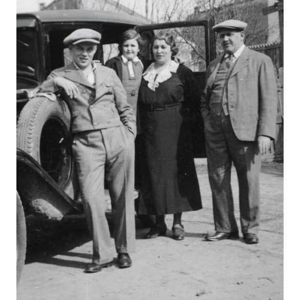 Elegáns család magyar rendszámú zászlókkal jelzett személygépkocsival, Peerless model 60 amerikai gyártmású autó, jármű, közlekedés, Horthy-korszak, 1920-as évek, Eredeti fotó, papírkép.   méret megközelítőleg (centiméterben): 6 x 8.2 Használt! Erede