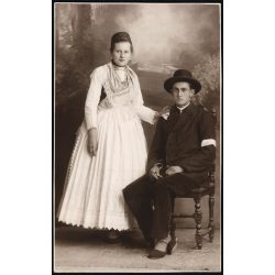   Fiatal pár ünneplő ruhában, Orsova, Erdély, (Románia), fehér karszalag, pipa, kalap,  Horthy-korszak, 1920-as évek, Eredeti fotó, mélynyomóval jelzett, hátulján feliratozott papírkép. 