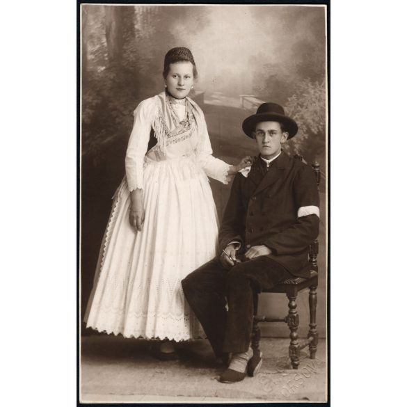 Fiatal pár ünneplő ruhában, Orsova, Erdély, (Románia), fehér karszalag, pipa, kalap,  Horthy-korszak, 1920-as évek, Eredeti fotó, mélynyomóval jelzett, hátulján feliratozott papírkép. 