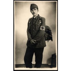   ifj. Katzer Aladár vöröskeresztes magyar egyenruhában, katona, 1947, 1940-es évek, Eredeti fotó, hátulján feliratozott papírkép.