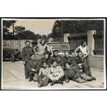 A Magyar Királyi Honvéd Légierő katonái Mercedes, Fiat gépkocsikkal, egyenruha, kitüntetés, érdemrend, jármű, közlekedés, 2. világháború, Horthy-korszak, 1940-es évek, Eredeti fotó, papírkép.  