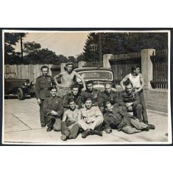   A Magyar Királyi Honvéd Légierő katonái Mercedes, Fiat gépkocsikkal, egyenruha, kitüntetés, érdemrend, jármű, közlekedés, 2. világháború, Horthy-korszak, 1940-es évek, Eredeti fotó, papírkép.  