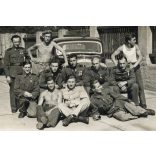 A Magyar Királyi Honvéd Légierő katonái Mercedes, Fiat gépkocsikkal, egyenruha, kitüntetés, érdemrend, jármű, közlekedés, 2. világháború, Horthy-korszak, 1940-es évek, Eredeti fotó, papírkép.  