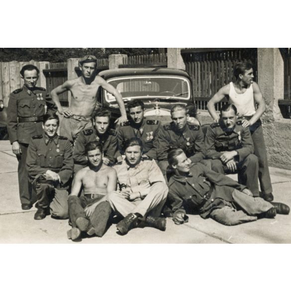 A Magyar Királyi Honvéd Légierő katonái Mercedes, Fiat gépkocsikkal, egyenruha, kitüntetés, érdemrend, jármű, közlekedés, 2. világháború, Horthy-korszak, 1940-es évek, Eredeti fotó, papírkép.  