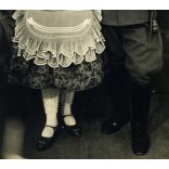 Fiatal pár Dávodról, Kozma műterem, Pécs, magyar katona egyenruhában, bajonettel, tüzérbojttal, sokác (?), bunyevác (?) népviselet, különös harisnya, 2. világháború, 1940-es évek, Eredeti fotó, hátulján feliratozott, pecséttel jelzett papírkép.  