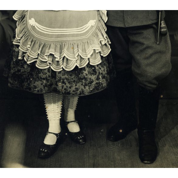 Fiatal pár Dávodról, Kozma műterem, Pécs, magyar katona egyenruhában, bajonettel, tüzérbojttal, sokác (?), bunyevác (?) népviselet, különös harisnya, 2. világháború, 1940-es évek, Eredeti fotó, hátulján feliratozott, pecséttel jelzett papírkép.  