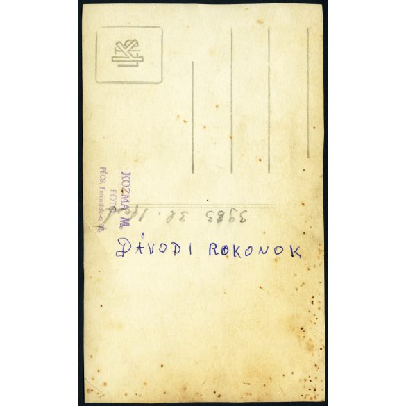 Fiatal pár Dávodról, Kozma műterem, Pécs, magyar katona egyenruhában, bajonettel, tüzérbojttal, sokác (?), bunyevác (?) népviselet, különös harisnya, 2. világháború, 1940-es évek, Eredeti fotó, hátulján feliratozott, pecséttel jelzett papírkép.  