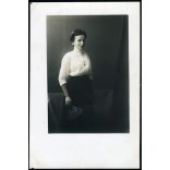 Budapesti Miniatűr Fényképészeti Vállalat, Budapest, fotó automata, elegáns hölgy legyezővel, monarchia, 1910-es évek, Eredeti fotó, hátulján pecséttel jelzett papírkép.   