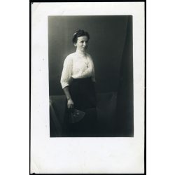   Budapesti Miniatűr Fényképészeti Vállalat, Budapest, fotó automata, elegáns hölgy legyezővel, monarchia, 1910-es évek, Eredeti fotó, hátulján pecséttel jelzett papírkép.   