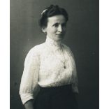 Budapesti Miniatűr Fényképészeti Vállalat, Budapest, fotó automata, elegáns hölgy legyezővel, monarchia, 1910-es évek, Eredeti fotó, hátulján pecséttel jelzett papírkép.   