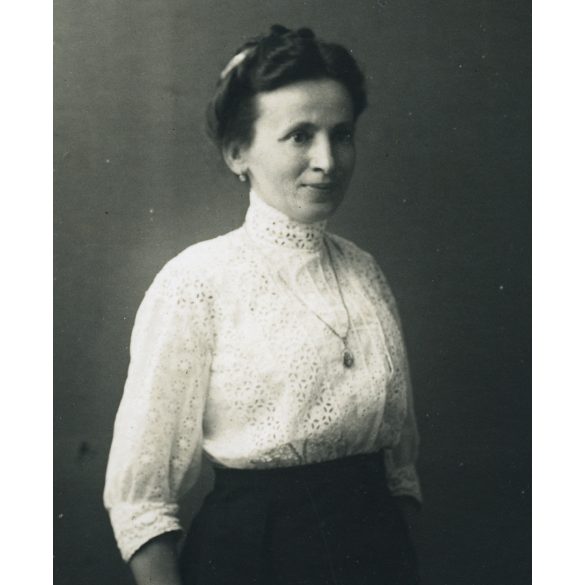 Budapesti Miniatűr Fényképészeti Vállalat, Budapest, fotó automata, elegáns hölgy legyezővel, monarchia, 1910-es évek, Eredeti fotó, hátulján pecséttel jelzett papírkép.   