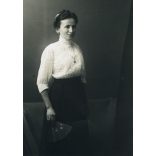 Budapesti Miniatűr Fényképészeti Vállalat, Budapest, fotó automata, elegáns hölgy legyezővel, monarchia, 1910-es évek, Eredeti fotó, hátulján pecséttel jelzett papírkép.   