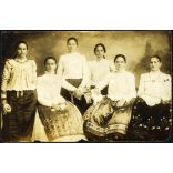 Bogyiszlói lányok, népviselet, ünnep, néprajz, Tolna megye, helytörténet, Horthy korszak, 1920-as évek, Eredeti fotó, hátulján feliratozott papírkép.   