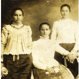 Bogyiszlói lányok, népviselet, ünnep, néprajz, Tolna megye, helytörténet, Horthy korszak, 1920-as évek, Eredeti fotó, hátulján feliratozott papírkép.   