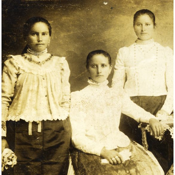 Bogyiszlói lányok, népviselet, ünnep, néprajz, Tolna megye, helytörténet, Horthy korszak, 1920-as évek, Eredeti fotó, hátulján feliratozott papírkép.   