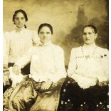 Bogyiszlói lányok, népviselet, ünnep, néprajz, Tolna megye, helytörténet, Horthy korszak, 1920-as évek, Eredeti fotó, hátulján feliratozott papírkép.   