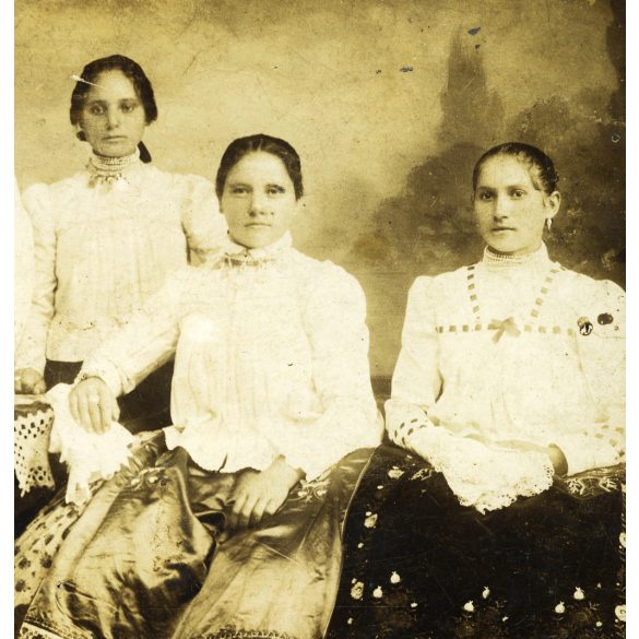 Bogyiszlói lányok, népviselet, ünnep, néprajz, Tolna megye, helytörténet, Horthy korszak, 1920-as évek, Eredeti fotó, hátulján feliratozott papírkép.   