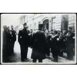 Rendőrök (katonák) leventékkel, légoltalmi kiképzés (?), egyenruha, karszalag, 2. világháború, Horthy-korszak, 1941, 1940-es évek, Eredeti fotó, hátulján feliratozott papírkép.   