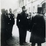 Rendőrök (katonák) leventékkel, légoltalmi kiképzés (?), egyenruha, karszalag, 2. világháború, Horthy-korszak, 1941, 1940-es évek, Eredeti fotó, hátulján feliratozott papírkép.   