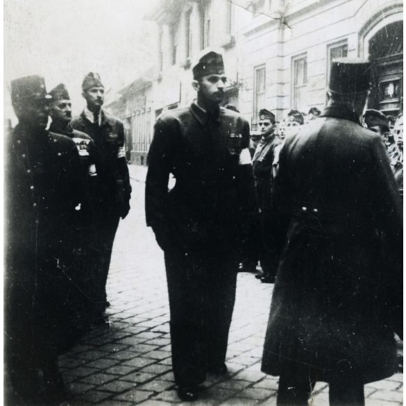 Rendőrök (katonák) leventékkel, légoltalmi kiképzés (?), egyenruha, karszalag, 2. világháború, Horthy-korszak, 1941, 1940-es évek, Eredeti fotó, hátulján feliratozott papírkép.   